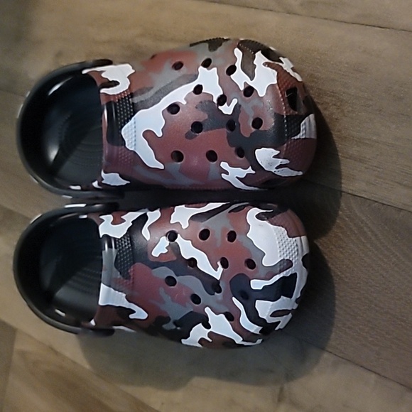 Maroon White Gray Camo Croocs - Picture 2 of 8